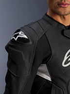 Alpinestars Dusk Airflow Lederjacke, Schwarz und Weiß, Nahaufnahme von Schulter und Brust, mit perforiertem Leder für Belüftung, DFS-Schulterschutz mit weißem Alpinestars-Logo, sportliches Design