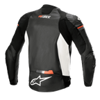 Alpinestars GP Force Airflow Lederjacke, Rückansicht, Schwarz, Weiß und Neonrot, perforiertes Leder-Rückenteil zur Belüftung, Akkordeon-Stretcheinsätze an den Schultern und Seiten, weißes Alpinestars-Logo am unteren Rücken, GP Force-Branding am oberen Rücken, Sport-Motorradbekleidung