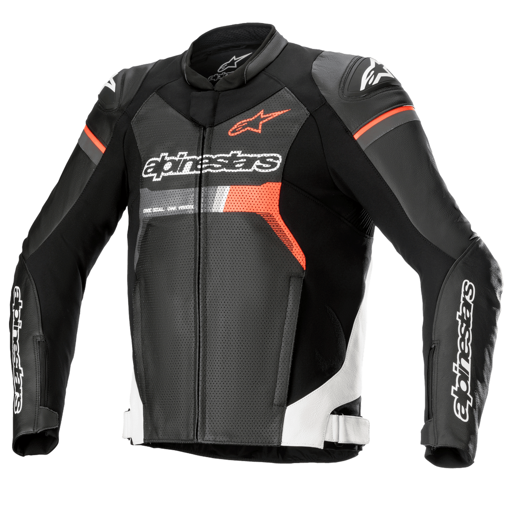 Alpinestars GP Force Airflow Lederjacke, Schwarz mit weißen und roten Fluo-Akzenten, perforierte Leder-Motorradjacke, DFS Lite Schulterprotektoren, Alpinestars-Branding auf Brust und Ärmeln, belüftetes Sport-Design