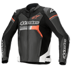 Alpinestars GP Force Airflow Lederjacke, Schwarz mit weißen und roten Fluo-Akzenten, perforierte Leder-Motorradjacke, DFS Lite Schulterprotektoren, Alpinestars-Branding auf Brust und Ärmeln, belüftetes Sport-Design