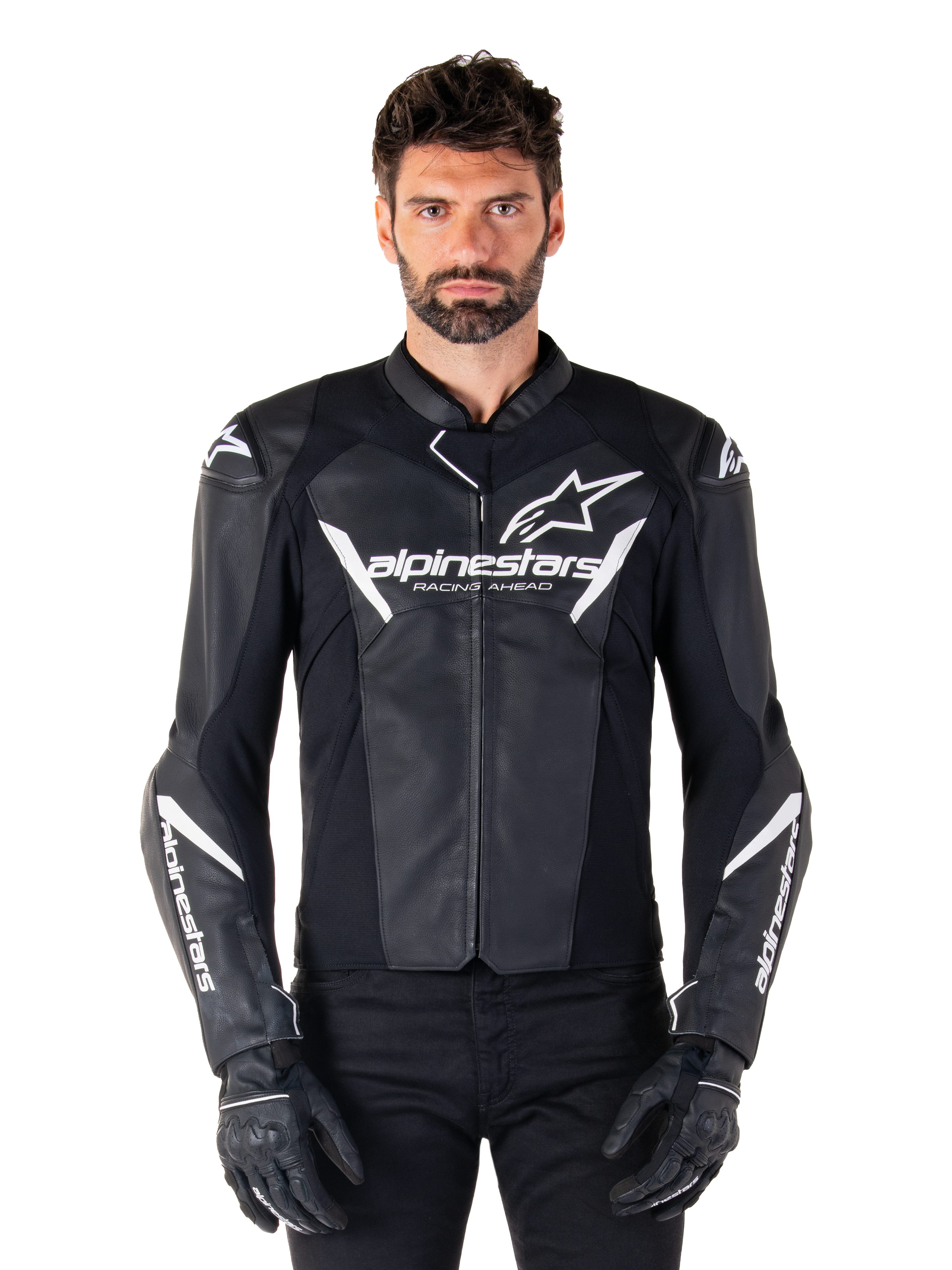 Alpinestars Faster V3 Lederjacke, schwarz-weiße Motorrad-Rennjacke, mit markanten weißen Logos und 'Racing Ahead'-Schriftzug auf der Brust, elegantes Lederdesign mit markanten Akzenten an den Ärmeln, getragen mit schwarzen Rennhandschuhen