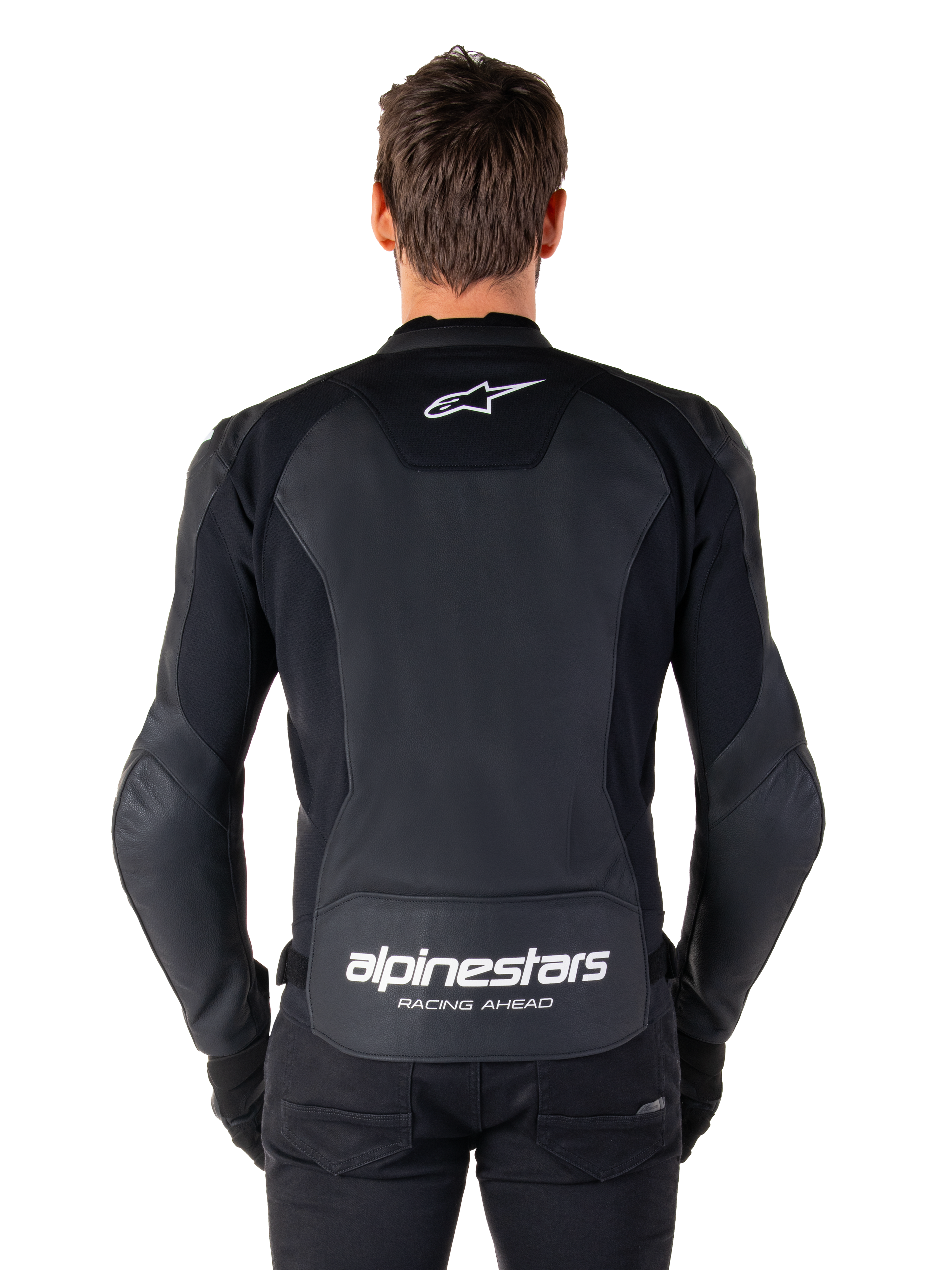 Alpinestars Faster V3 Lederjacke, Sport-Motorradjacke, Schwarz mit weißem Branding, Rückansicht von einem Model getragen, mit dem Alpinestars-Logo auf dem oberen Rücken und dem Schriftzug „RACING AHEAD“ auf dem unteren Rücken, hochwertige Lederkonstruktion mit ergonomischen Stretch-Einsätzen.