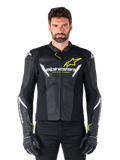 Alpinestars Faster V3 Airflow Lederjacke, Schwarz, Weiß und Gelb Fluo, getragen von einem männlichen Model mit passenden schwarzen Handschuhen, mit perforierten Lederbahnen für optimale Belüftung, markantes Alpinestars-Branding auf der Brust, Sport-Motorradbekleidung