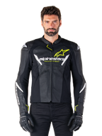 Alpinestars Faster V3 Airflow Lederjacke, Schwarz, Weiß und Gelb Fluo, getragen von einem männlichen Model mit passenden schwarzen Handschuhen, mit perforierten Lederbahnen für optimale Belüftung, markantes Alpinestars-Branding auf der Brust, Sport-Motorradbekleidung