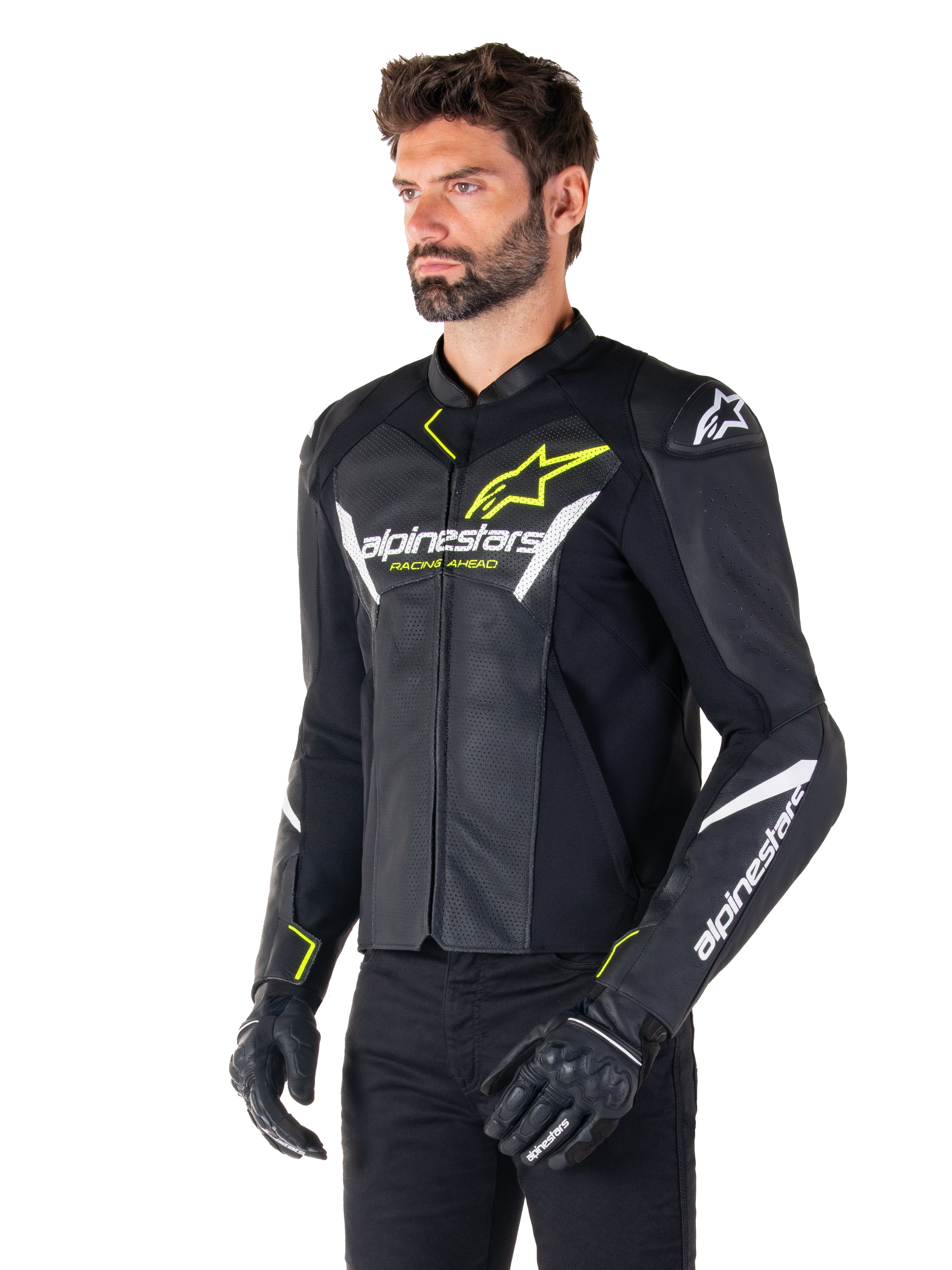 Alpinestars Faster V3 Airflow Lederjacke, Sport-Motorradjacke, Schwarz, Weiß und Gelb Fluo, getragen von einem Mann, mit perforiertem Leder für Belüftung, Alpinestars-Logos auf Brust und Ärmeln, kombiniert mit schwarzen Handschuhen.