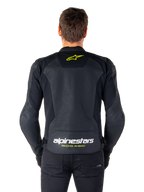 Alpinestars Faster V3 Airflow Lederjacke, Sport-Motorradjacke, Schwarz mit gelb fluoreszierenden Akzenten, Rückansicht mit großen perforierten Lederpaneelen, gelbem Stern-Logo am oberen Rücken und markantem Branding am unteren Rücken.