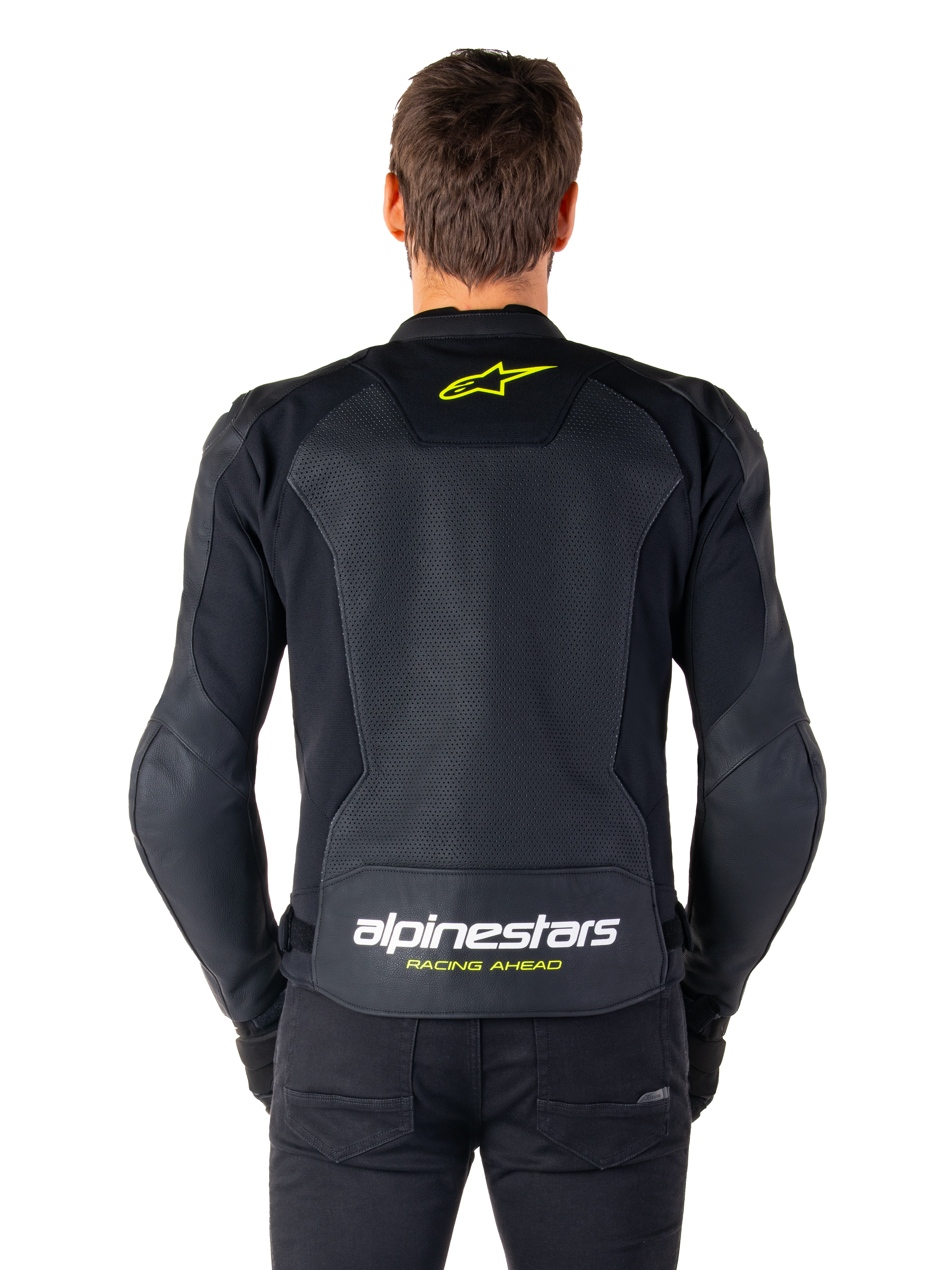 Alpinestars Faster V3 Airflow Lederjacke, Sport-Motorradjacke, Schwarz mit gelb fluoreszierenden Akzenten, Rückansicht mit großen perforierten Lederpaneelen, gelbem Stern-Logo am oberen Rücken und markantem Branding am unteren Rücken.