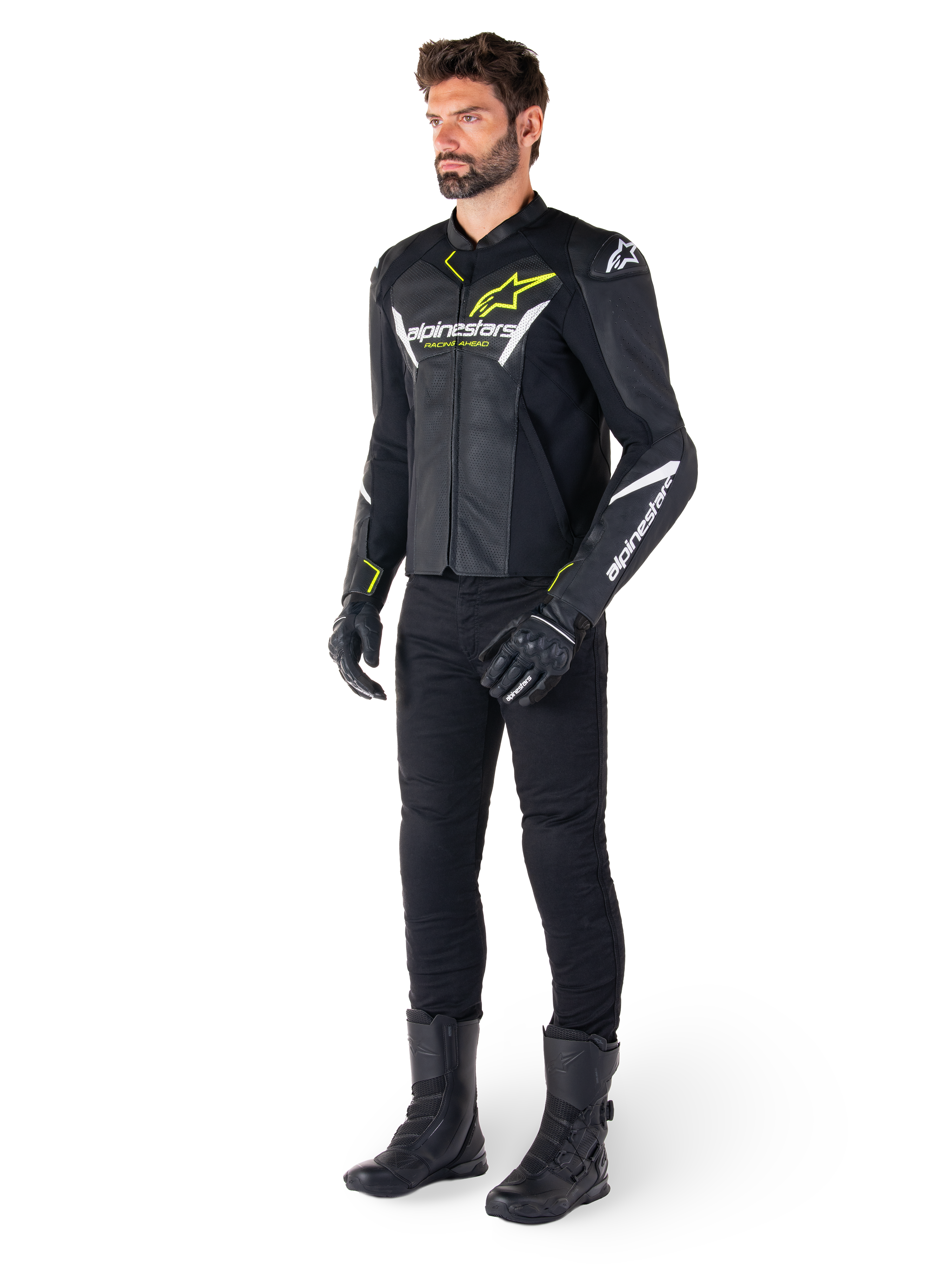 Männlicher Fahrer mit der Alpinestars Faster V3 Airflow Lederjacke in Schwarz, Weiß und Neongelb, kombiniert mit schwarzer Motorradhose und Stiefeln, mit perforierten Ledereinsätzen, weißen Logo-Details und neongelben Akzenten, professionelle Sport-Fahrerausrüstung