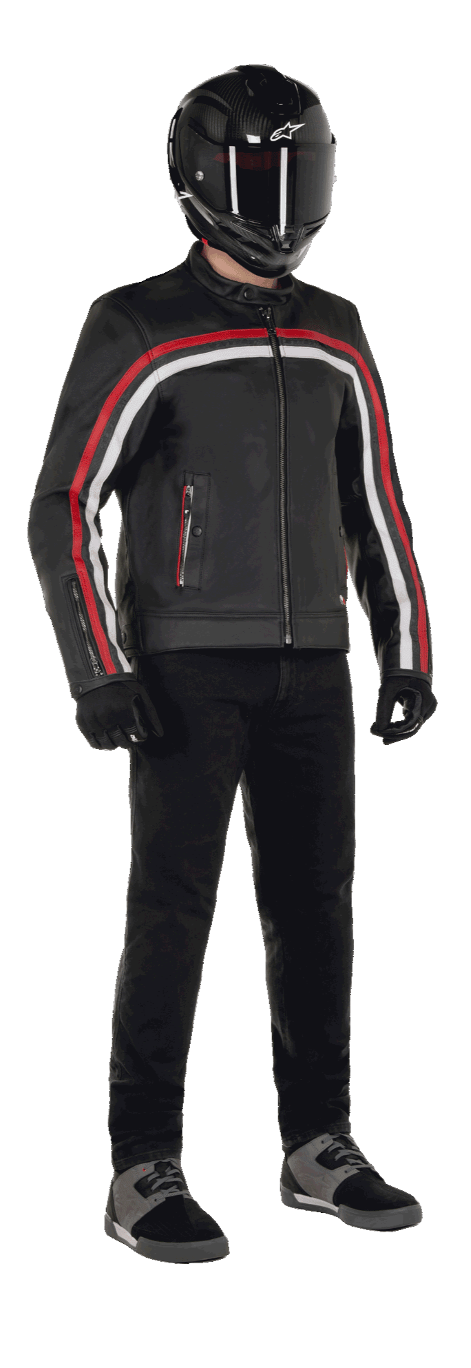 Alpinestars Dyno Lederjacke, Motorradjacke, Schwarz mit rubinroten und ecrufarbenen Streifen, getragen mit einem schwarzen Carbonfaser-Helm und einer schwarzen Hose, Heritage-inspiriertes Design aus hochwertigem Leder und reguläre Passform