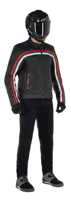 Alpinestars Dyno Lederjacke, Motorradjacke, Schwarz mit rubinroten und ecrufarbenen Streifen, getragen mit einem schwarzen Carbonfaser-Helm und einer schwarzen Hose, Heritage-inspiriertes Design aus hochwertigem Leder und reguläre Passform