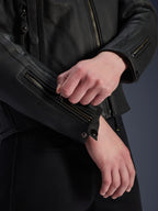 Alpinestars Dyno Lederjacke, Schwarz, Nahaufnahme des Ärmelbündchens mit Reißverschluss, geprägtes Alpinestars-Branding und Druckknopfverschluss, hochwertiges Rindsleder, Detail einer Heritage-inspirierten Motorradjacke