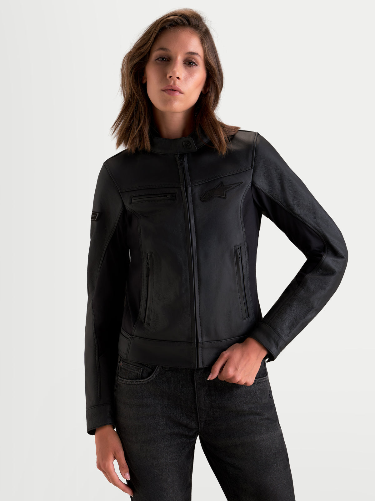 Alpinestars Stella Maver X Lederjacke, Damen-Motorradjacke in Schwarz, Vorderansicht an einem Model mit hochwertiger Lederkonstruktion und Schutzeigenschaften