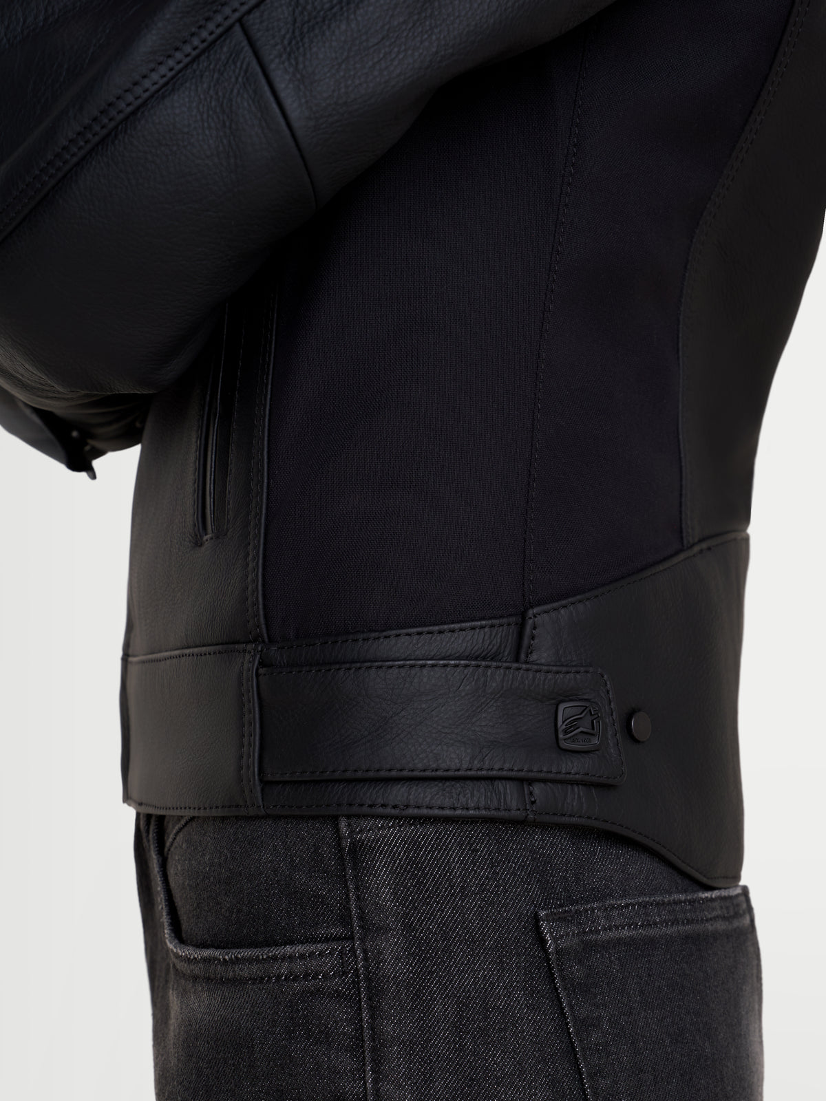 Alpinestars Stella Maver X Lederjacke, Damen-Motorradjacke, Schwarz, Detailansicht der Seite mit Rindsleder-Konstruktion, Stretcheinsatz und verstellbarem Taillenriegel
