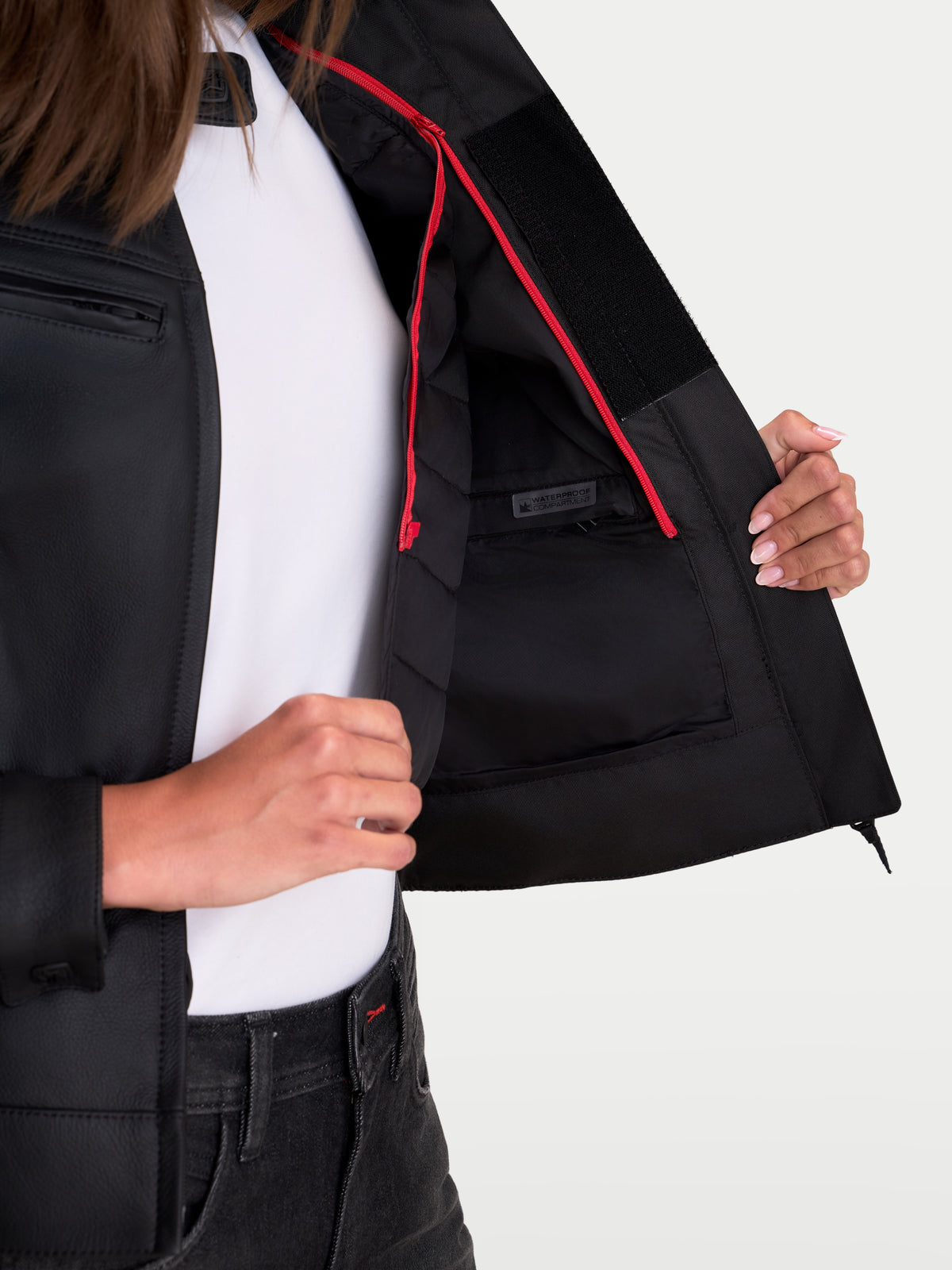 Alpinestars Stella Maver X Lederjacke, Damen-Motorradlederjacke in Schwarz, Nahaufnahme mit einem wasserdichten Innenfach und Reißverschlussdetails
