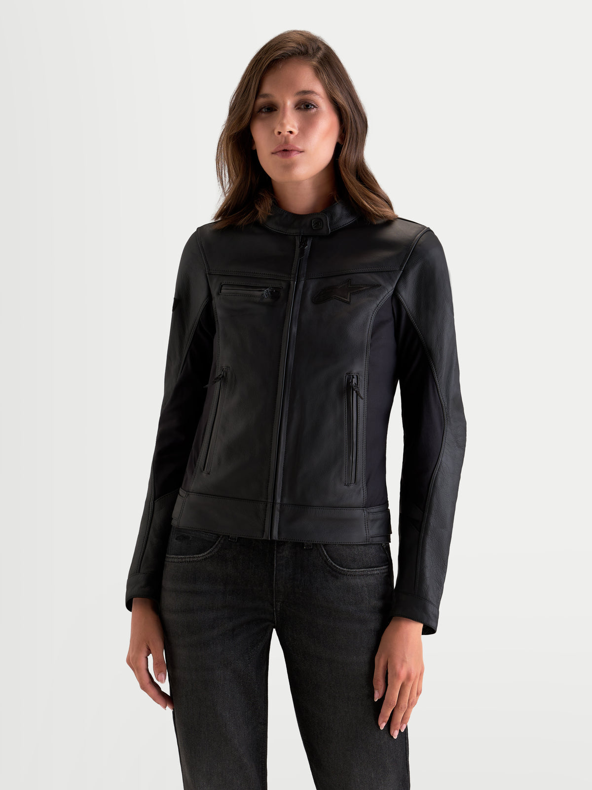 Alpinestars Stella Maver X Lederjacke, Damen-Motorradjacke in Schwarz, Frontansicht an einem Model mit weicher Lederkonstruktion und Biker-Kragen