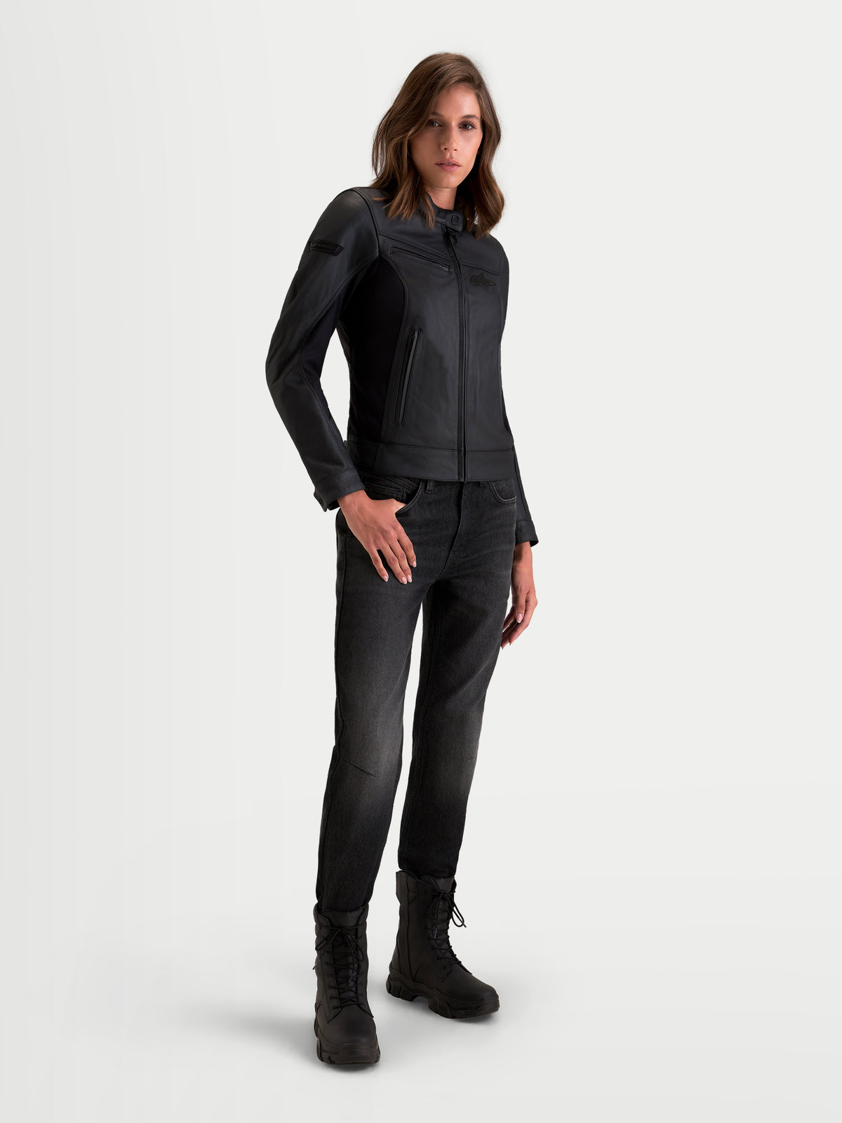 Alpinestars Stella Maver X Lederjacke, Damen-Motorradjacke in Schwarz, getragen von einem weiblichen Model mit schützendem Urban-Design und weicher Lederkonstruktion