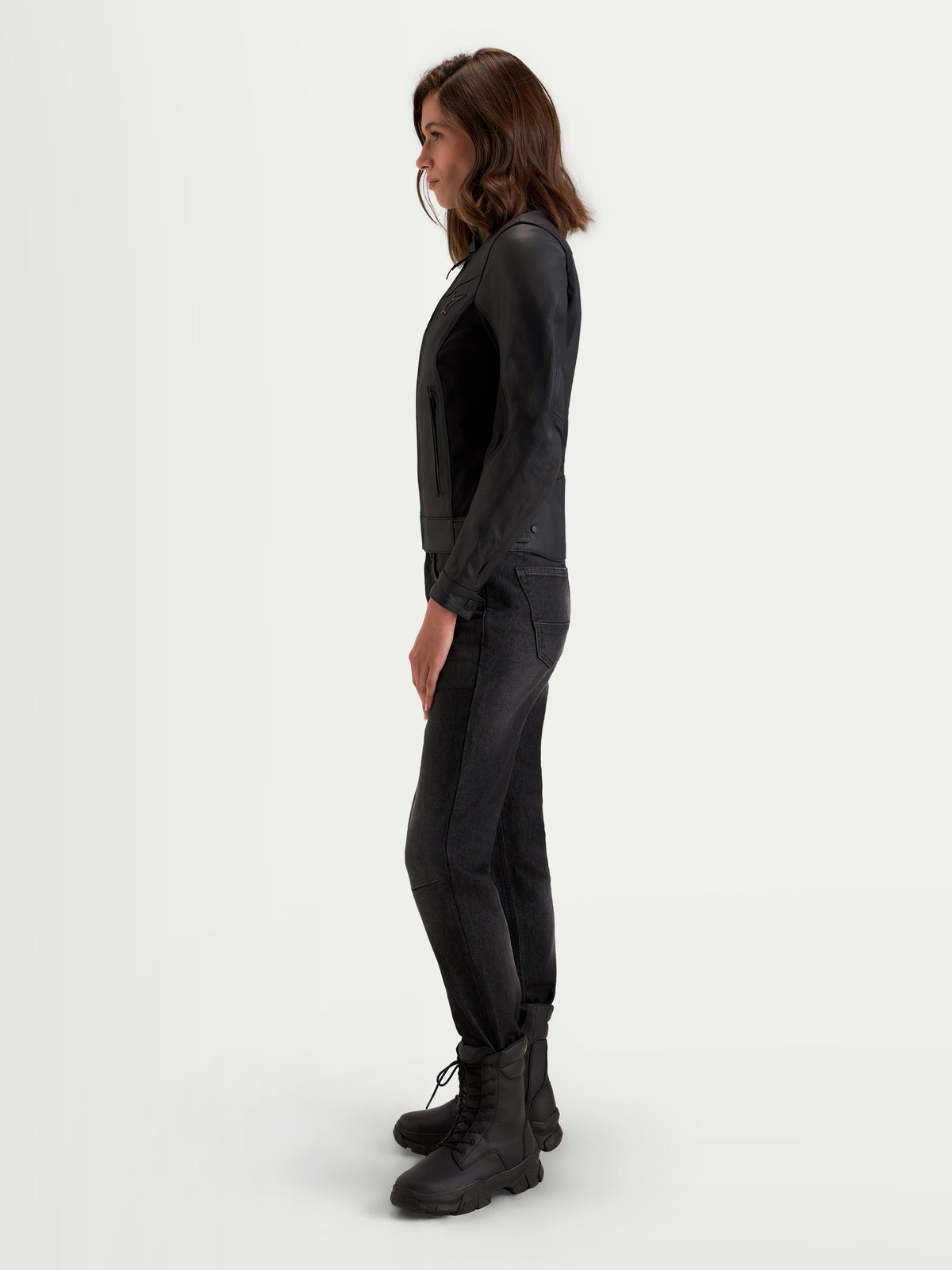 Alpinestars Stella Maver X Lederjacke, Damen-Motorradjacke in Schwarz, Seitenprofil am Model