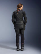 Alpinestars Stella GP Plus V4 Damen-Lederjacke, Schwarz Schwarz, Ganzkörper-Rückansicht einer Fahrerin in passender Lederhose und Stiefeln, elegantes minimalistisches Design mit kleinem roten Logo im Nacken, taillierte Sport-Silhouette für Damen