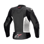 Alpinestars Stella GP Plus V4 Lederjacke für Damen, Schwarz, Weiß und Diva-Pink, Rückansicht, mit weißen Seiteneinsätzen mit schwarzen Grafiklinien, pinken und weißen Alpinestars-Logos auf dem oberen und unteren Rücken sowie Leder-Akkordeon-Stretcheinsätzen für verbesserte Bewegungsfreiheit.