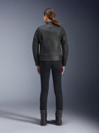 Alpinestars Stella Dyno Lederjacke, Damen-Motorradjacke, Schwarz, Rückansicht zur Hervorhebung der maßgeschneiderten Rindslederkonstruktion, minimalistisches Heritage-Design, getragen mit schwarzer Motorradhose und Stiefeln für einen urbanen Motorrad-Look