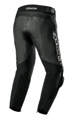 Alpinestars Missile V3 Lederhose, Motorradhose, Schwarz, Dreiviertel-Ansicht von hinten, hochwertige Lederkonstruktion, Akkordeon-Stretchpaneele über den Knien und an der Taille, hoher hinterer Hosenbund und markantes weißes Alpinestars-Logo an der Seite.