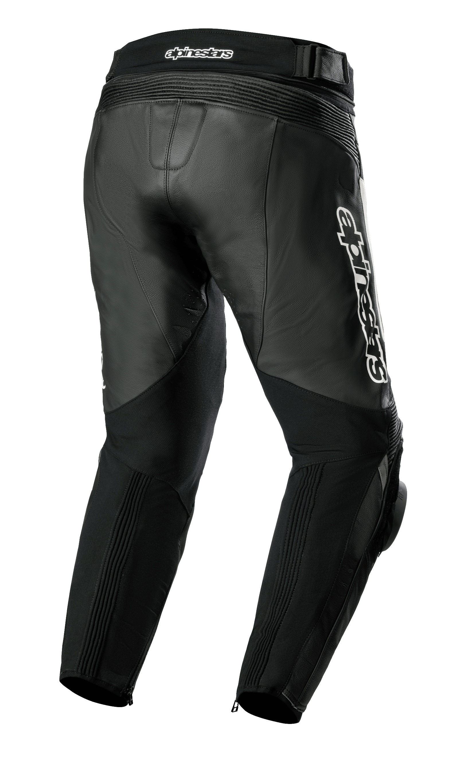Alpinestars Missile V3 Lederhose, Motorradhose, Schwarz, Dreiviertel-Ansicht von hinten, hochwertige Lederkonstruktion, Akkordeon-Stretchpaneele über den Knien und an der Taille, hoher hinterer Hosenbund und markantes weißes Alpinestars-Logo an der Seite.