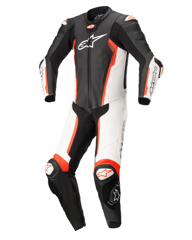 Alpinestars Missile V2 1-teilige Lederkombi, Rennlederkombi, Schwarz, Weiß und Fluo-Rot, mit ergonomisch vorgeformtem Design, weißen und schwarzen Panels, leuchtend roten Fluo-Akzenten, markantem Alpinestars-Branding auf der Brust und den Knieschleifern, entwickelt für den High-Performance-Rennsport