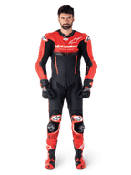 Alpinestars GP-R7 Einteiliger Lederkombi für Herren, Motorrad-Rennanzug in Schwarz und Rot, Premium-Rindsleder, am Modell.