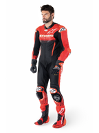 Alpinestars GP-R7 Lederkombi 1-Teiliger, Herrenrennanzug, Schwarz und Rot, perforiertes Rinderleder, Tech-Air® Ready, am Model.