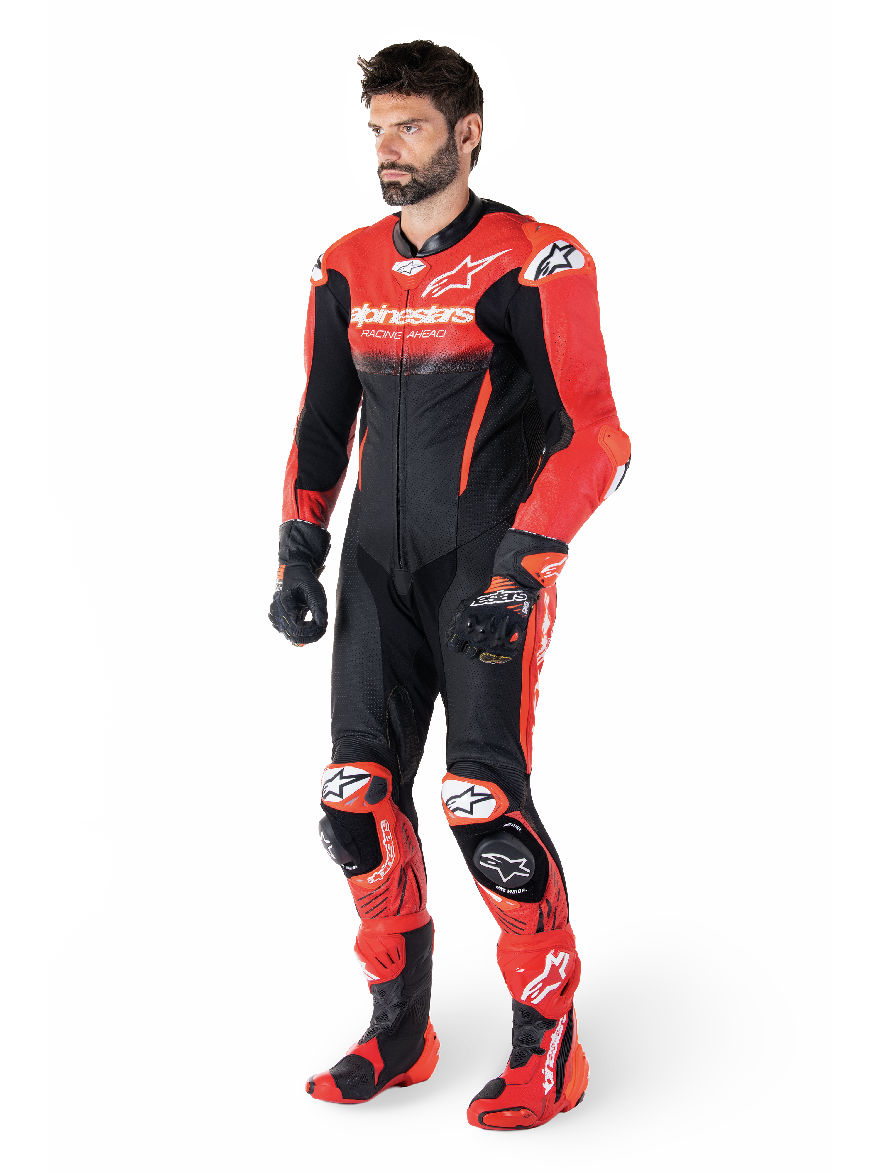 Alpinestars GP-R7 Lederkombi 1-Teiliger, Herrenrennanzug, Schwarz und Rot, perforiertes Rinderleder, Tech-Air® Ready, am Model.