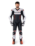 Alpinestars GP-R7 Einteiler-Lederkombi in Weiß, Schwarz und Rot Fluo, Premium-Motorrad-Rennkombi aus Leder für Herren.