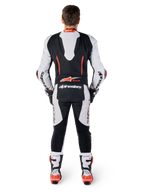GP-R7 Lederkombi 1-Teiliger, Motorradrennanzug für Herren, Schwarz und Weiß mit Rot Fluo Akzenten, aerodynamischer Rückenhöcker, Tech-Air® kompatibel, Rückansicht