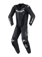 Alpinestars GP Force V2 Lederkombi – 1-Teiler, Schwarz, professioneller einteiliger Motorrad-Rennanzug mit weißem Alpinestars-Branding auf Brust und Ärmeln, perforierten Lederbahnen zur Belüftung, Akkordeon-Stretcheinsätzen und integrierten Knieschleifern, Vorderansicht.