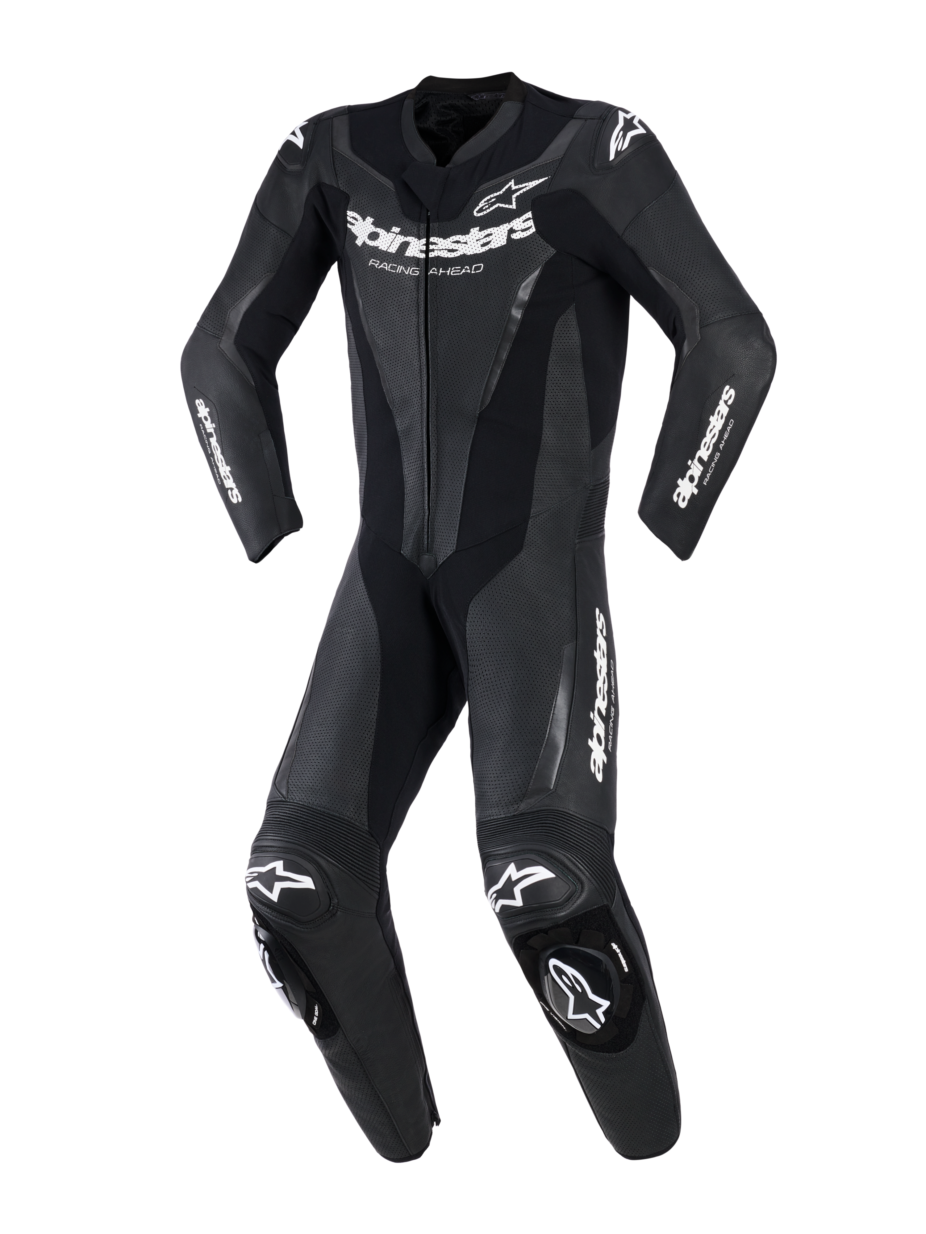 Alpinestars GP Force V2 Lederkombi – 1-Teiler, Schwarz, professioneller einteiliger Motorrad-Rennanzug mit weißem Alpinestars-Branding auf Brust und Ärmeln, perforierten Lederbahnen zur Belüftung, Akkordeon-Stretcheinsätzen und integrierten Knieschleifern, Vorderansicht.