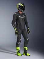 Alpinestars GP Force V2 Lederkombi, 1-teiliger Motorradanzug, Schwarz mit weißem Branding, getragen mit passendem neongelbem und schwarzem Helm, Handschuhen und Stiefeln, Hochleistungs-Rennausrüstung für die Rennstrecke und sportliches Fahren
