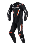 Alpinestars GP Force V2 Lederkombi, 1-teiliger Motorrad-Rennanzug, Schwarz, Weiß und Rot Fluo, mit perforierten Lederpartien, weißen und fluoreszierenden roten Akzenten, Alpinestars-Branding auf Brust und Ärmeln, professionelles, rennstreckentaugliches Design.