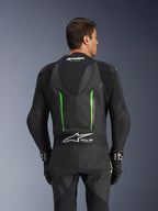 Alpinestars GP Force V2 Lederkombi - 1-teilig, Schwarz und Grün, Rückansicht mit aerodynamischem Geschwindigkeitsbuckel, Tech-Air Ready Branding, perforierten Lederzonen und Akkordeon-Stretch-Einsätzen für Motorradrennen