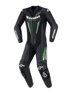 Alpinestars GP Force V2 Lederkombi – Einteiler, einteiliger Motorrad-Rennanzug, Schwarz mit neongrünen Akzenten und weißem Branding, mit perforierten Lederpaneelen, DFS Lite Außenschleifern an Schultern und Knien und sportlicher Passform.