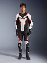 Alpinestars GP Force V2 Lederkombi, Einteiliger Motorradrennanzug, Schwarz, Weiß und Rot, Premium-Lederkonstruktion mit Schutzprotektoren an Schultern, Ellbogen und Knien, Aerodynamisches Design