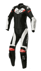 Alpinestars Stella GP Plus 2-teiliger Lederanzug, Damen-Motorradrennanzug, Schwarz mit weißen und leuchtend roten Akzenten, zweiteilige Lederkonstruktion mit aerodynamischem Profil, DFS Lite Schulterprotektoren, Knieschleifer und Stretch-Einsätze für eine frauenspezifische Passform.