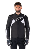 Alpinestars T-Jaws V4 Waterproof Jacke, Schwarz und Weiß, sportliche Textil-Motorradjacke für Herren, mit weißem Stern-Logo auf der Brust, weißen Schulterakzenten und weißen Streifen an den Unterarmen, hochgeschlossener Kragen, athletische Passform für die Straße