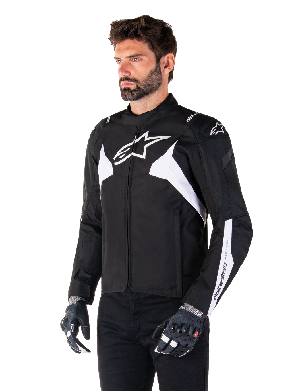 Alpinestars T-Jaws V4 Wasserdichte Jacke, Schwarz und Weiß, getragen von einem Model mit Motorradhandschuhen, mit markanten weißen Alpinestars-Logos und Akzenten, sportliche Textil-Motorradjacke für den Straßeneinsatz