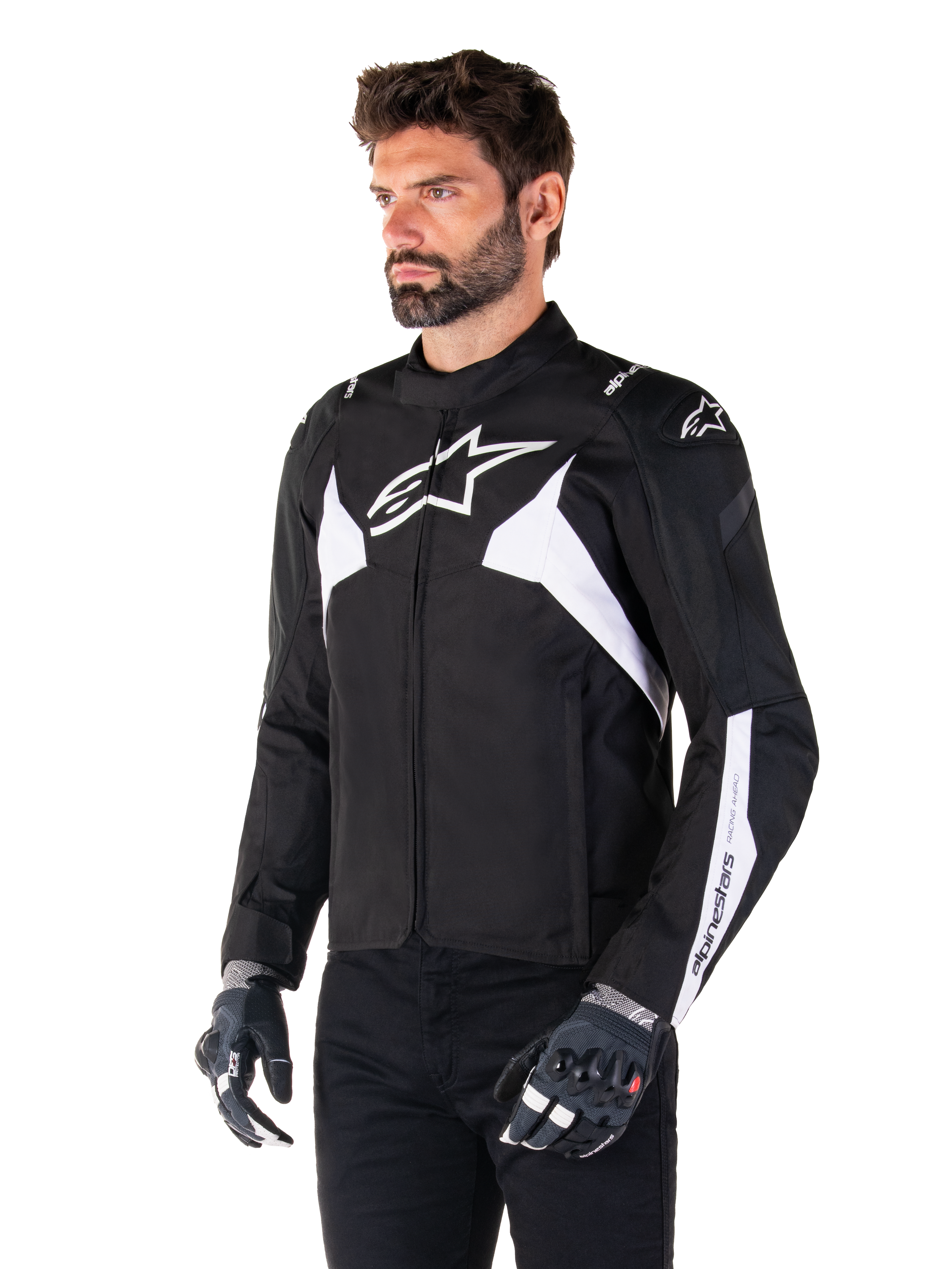 Alpinestars T-Jaws V4 Wasserdichte Jacke, Schwarz und Weiß, getragen von einem Model mit Motorradhandschuhen, mit markanten weißen Alpinestars-Logos und Akzenten, sportliche Textil-Motorradjacke für den Straßeneinsatz
