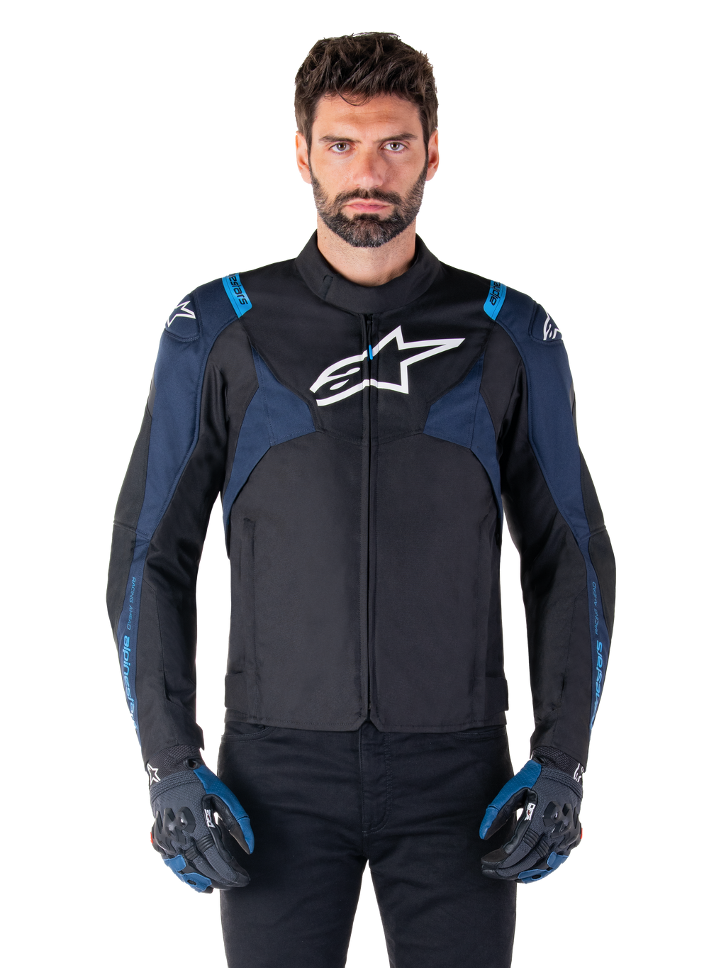 Alpinestars T-Jaws V4 Wasserdichte Jacke, Motorradjacke, Schwarz und Dunkelblau mit Blithe Blue Akzenten, weißes Logo auf der Brust, blauer Schriftzug auf den Schultern, getragen mit passenden Handschuhen, wasserdichte Textil-Fahrausrüstung