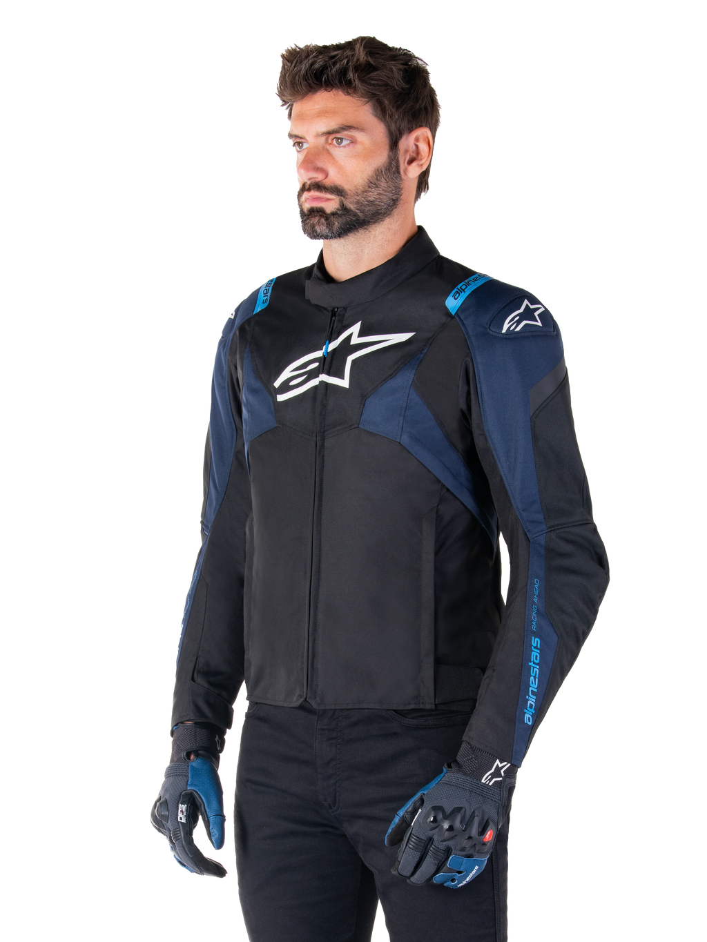 Alpinestars T-Jaws V4 Wasserdichte Jacke, Motorradjacke, Schwarz, Dunkelblau und Blithe Blue, getragen von einem Model mit passenden Handschuhen und schwarzer Hose, mit weißen Alpinestars-Logos auf der Brust und den Schultern sowie blauen Akzenten an den Ärmeln, sportliche Textil-Fahrausrüstung