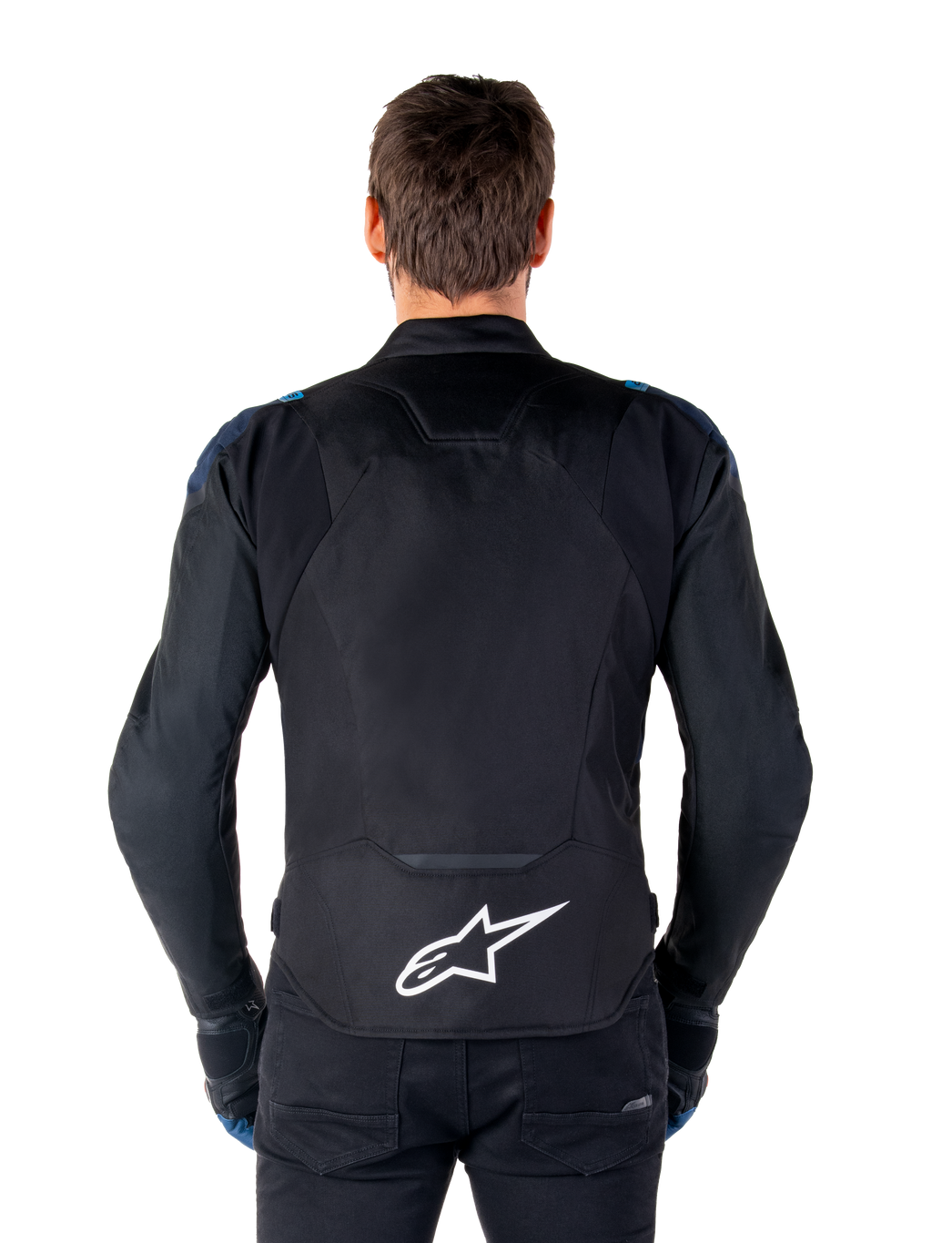 Alpinestars T-Jaws V4 Wasserdichte Jacke, Motorradjacke, Schwarz, Dunkelblau und Blithe Blau, Rückansicht an einem Modell, mit großem weißen Alpinestars-Logo am unteren Rücken, dunkelblauen Schulterakzenten und sportlicher Silhouette.