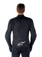 Alpinestars T-Jaws V4 Wasserdichte Jacke, Motorradjacke, Schwarz, Dunkelblau und Blithe Blau, Rückansicht an einem Modell, mit großem weißen Alpinestars-Logo am unteren Rücken, dunkelblauen Schulterakzenten und sportlicher Silhouette.