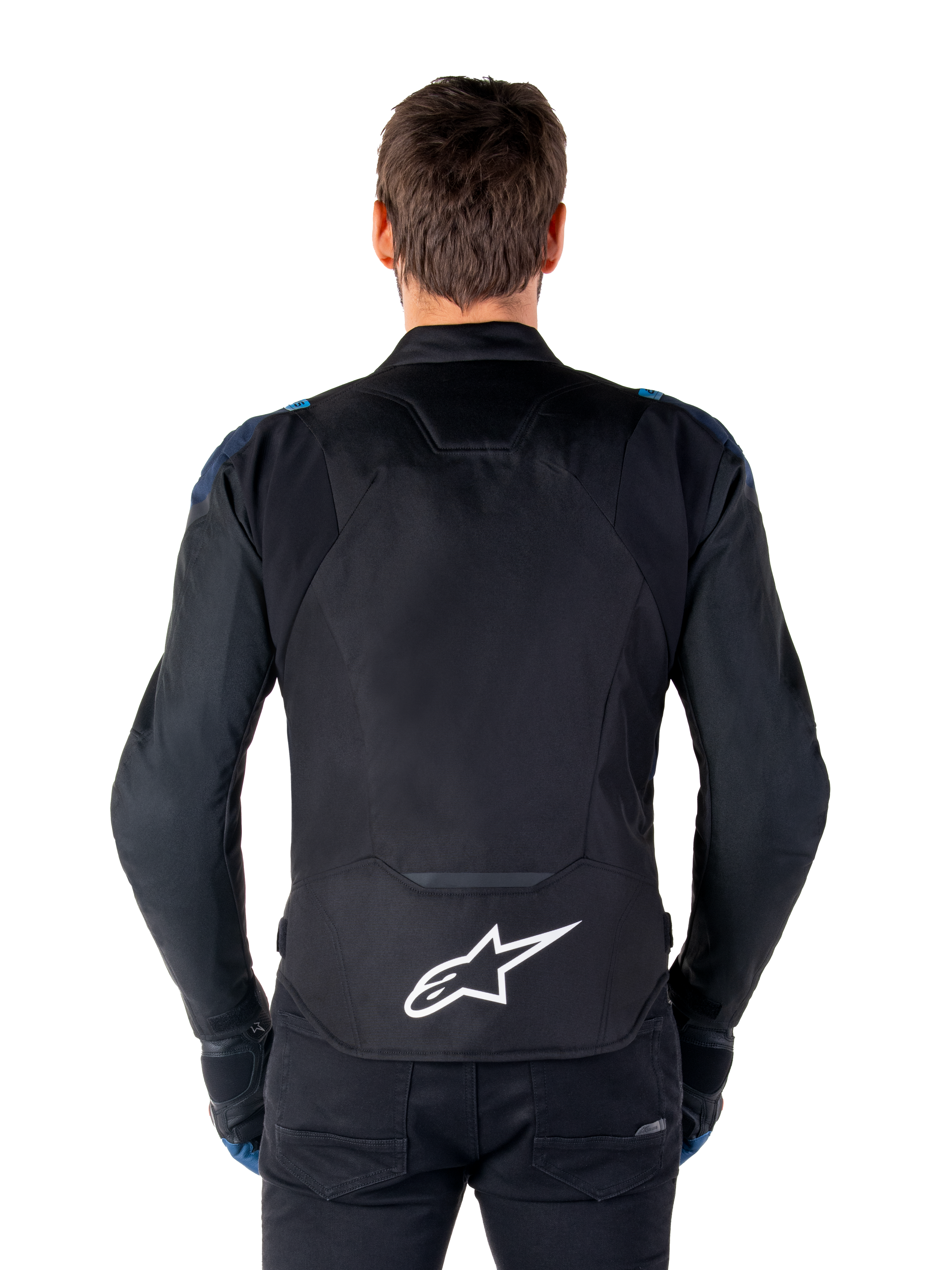 Alpinestars T-Jaws V4 Wasserdichte Jacke, Motorradjacke, Schwarz, Dunkelblau und Blithe Blau, Rückansicht an einem Modell, mit großem weißen Alpinestars-Logo am unteren Rücken, dunkelblauen Schulterakzenten und sportlicher Silhouette.