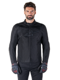 Alpinestars T-SPS V2 Waterproof Jacket, schwarze Motorrad-Textiljacke, getragen von einem Fahrer mit schwarz-roten Handschuhen, hoher Kragen, Reißverschluss vorne, dezentes Brustlogo, wasserdichter Schutz für sportliches und urbanes Fahren