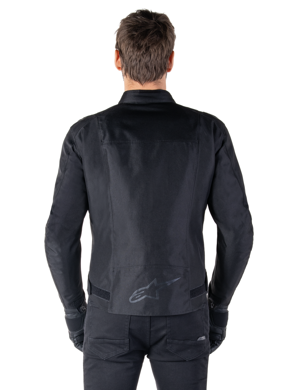 Alpinestars T-SPS V2 Wasserdichte Jacke, Schwarz, Rückansicht zeigt die sportliche Silhouette, reflektierendes Alpinestars-Logo am unteren Rücken und verlängerte Rückenpartie für zusätzliche Abdeckung beim Fahren.